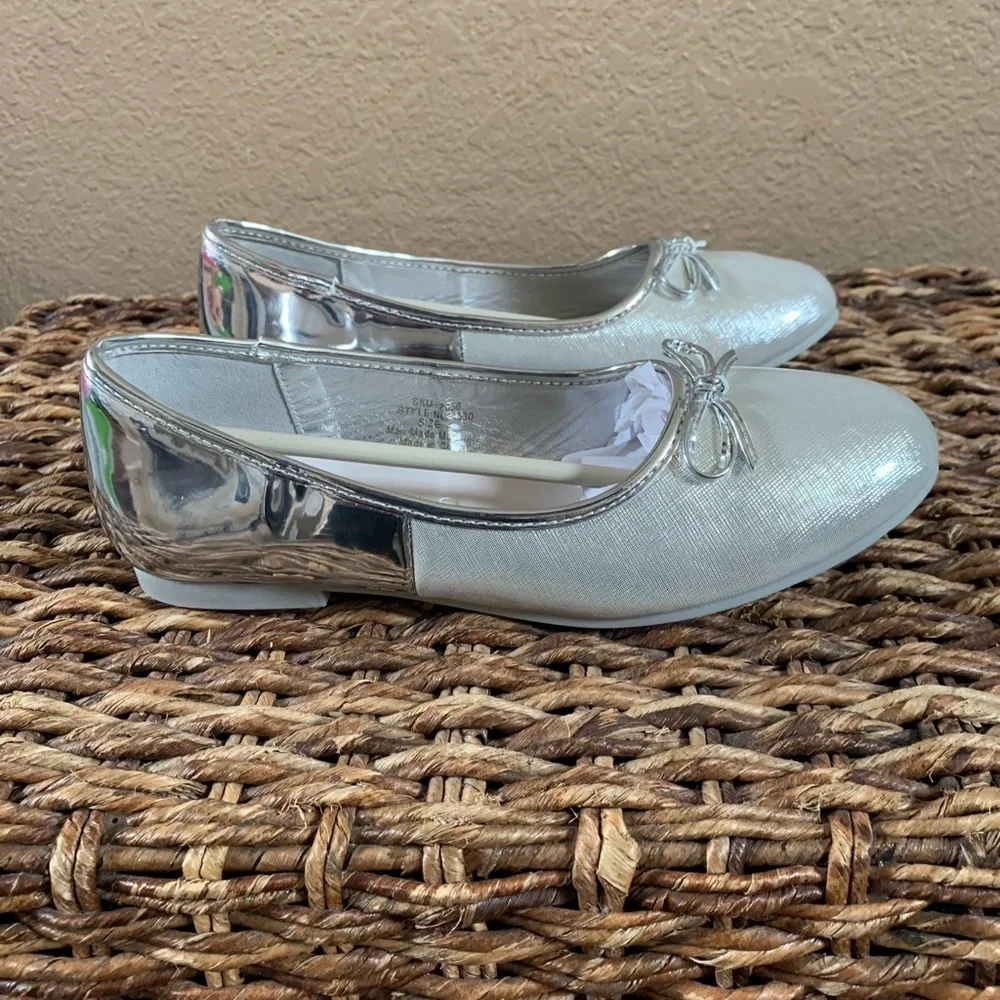 New in box big girl nanette lepore ballet flats dress shoe sz 4 bow silver